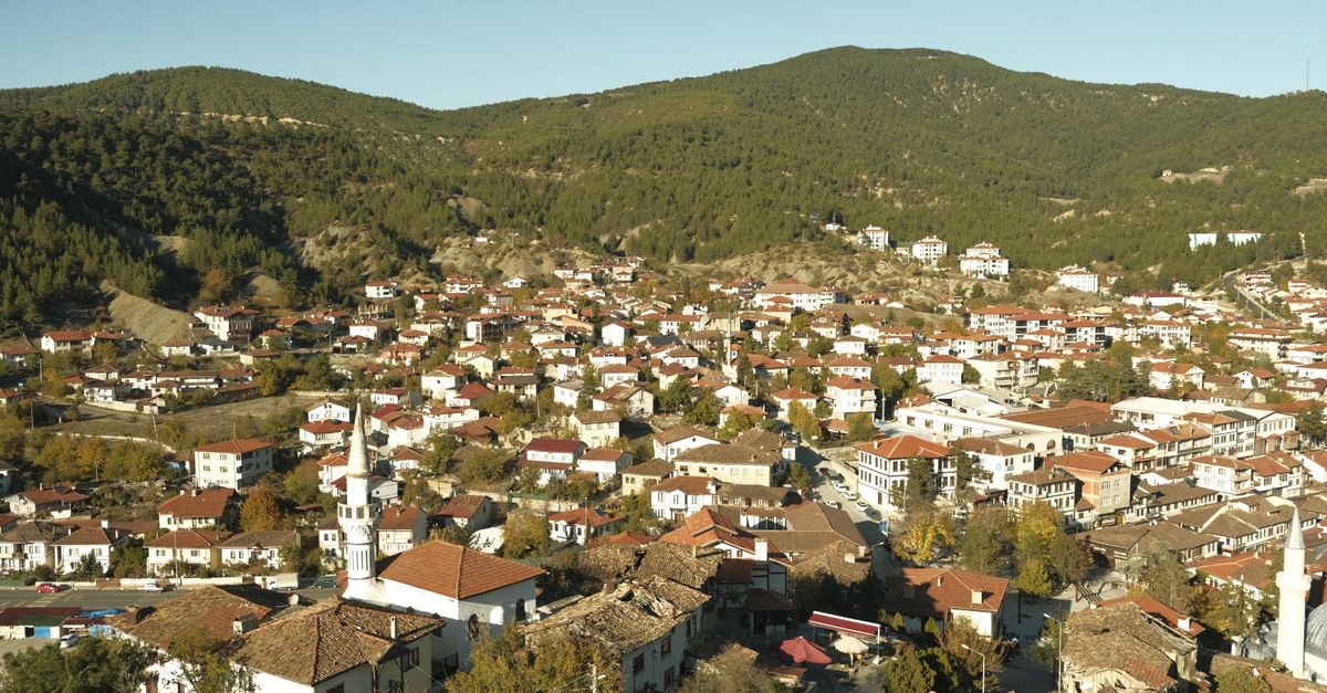 Explore the picturesque town of Taraklı, Türkiye, nestled among lush hills, captured in stunning detail from above.